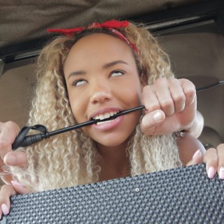 Порно стонет громко массаж