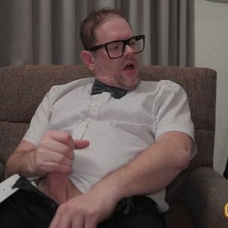 Белый  мужик дрочит член  на секс негра с давалкой