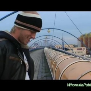 В кустах дает молодке пососать