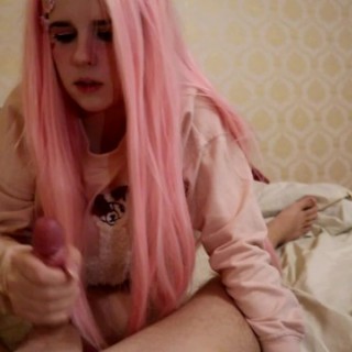 Дает девушке сосать конец