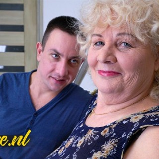 Жирную зрелую суку шпилит мужик